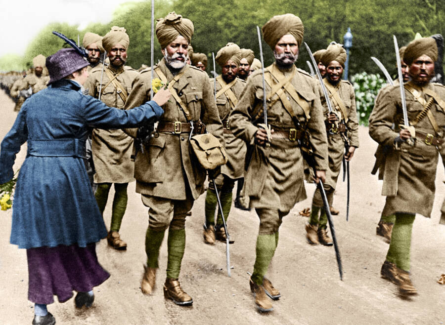 "Женщина предлагает цветок индийским солдатам, сражающимся от имени Британской империи. Вручение цветов солдатам было традиционным знаком приветствия и поддержки." - оригинальная подпись под фотоснимком. Добавлю: вначале из пушек расстреляют, а потом - да, цветы)