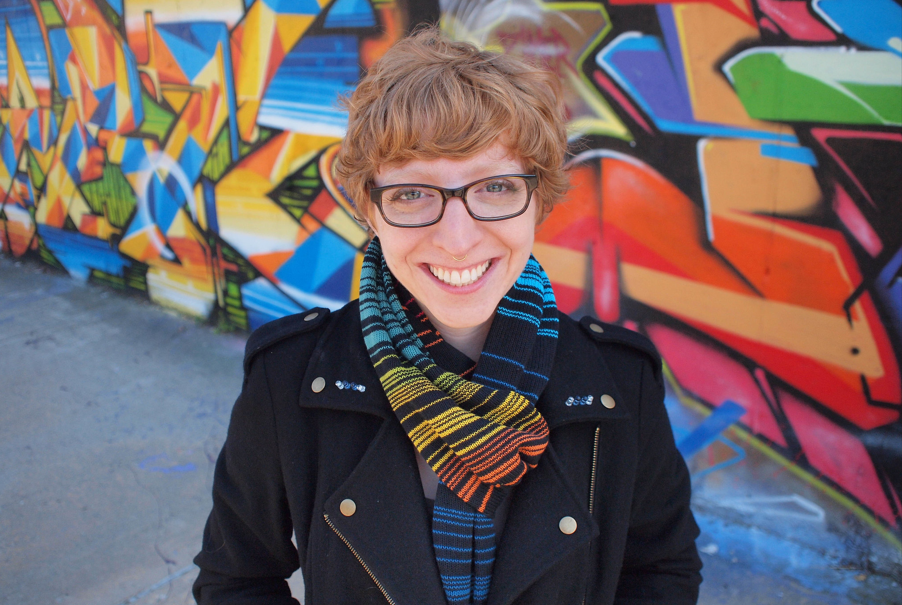 Французский узел – удачный способ повязать палантин или шарф без усилий