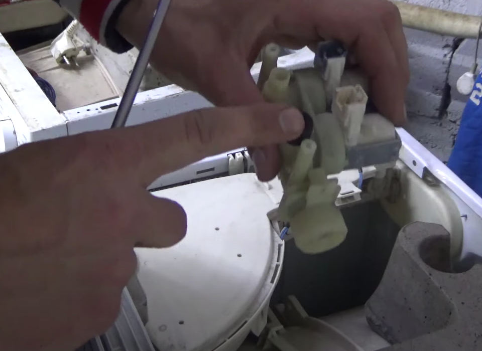 Стиральная машина Ariston не набирает воду, фото с объекта работы. 