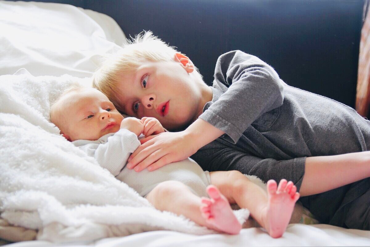 2 ребенка. Поздравление с днём рождения брату от сестры душевные. Рождение младшего брата. Поздравления с днём рождения младшему брату. Рождение младшего брата.