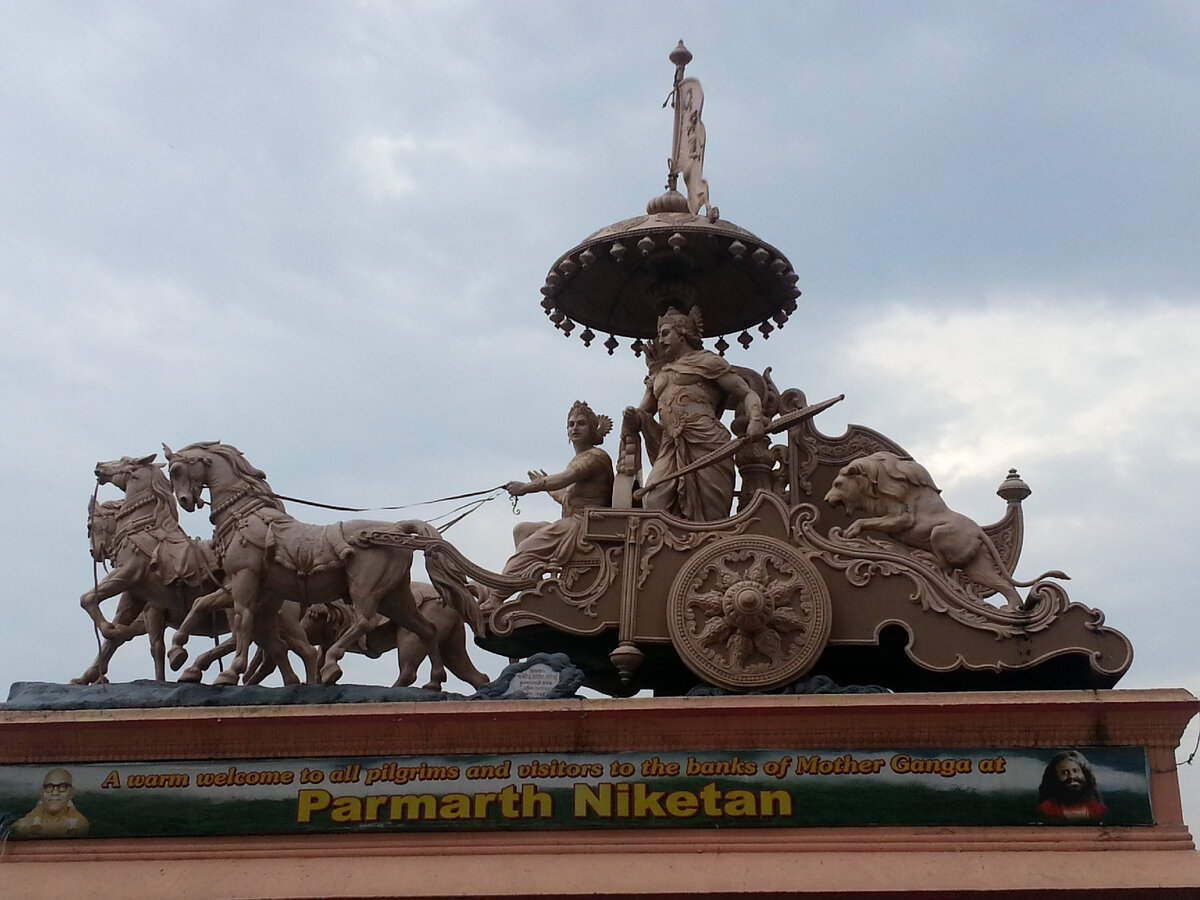 Божественная колесница, изображения древних богов здесь - повсюду...