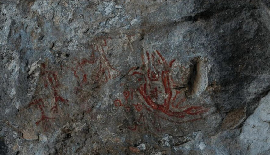 A Whale embedded in a Rock depicts a Cave with its mouth.