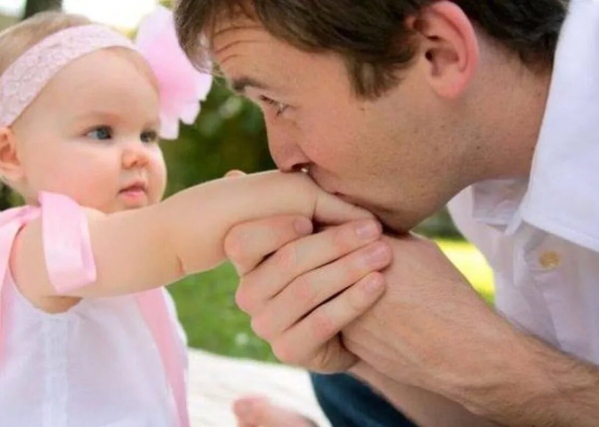 Russian father daughter. Отцы и дети. Маленькие дети с папами. Детям о папе.