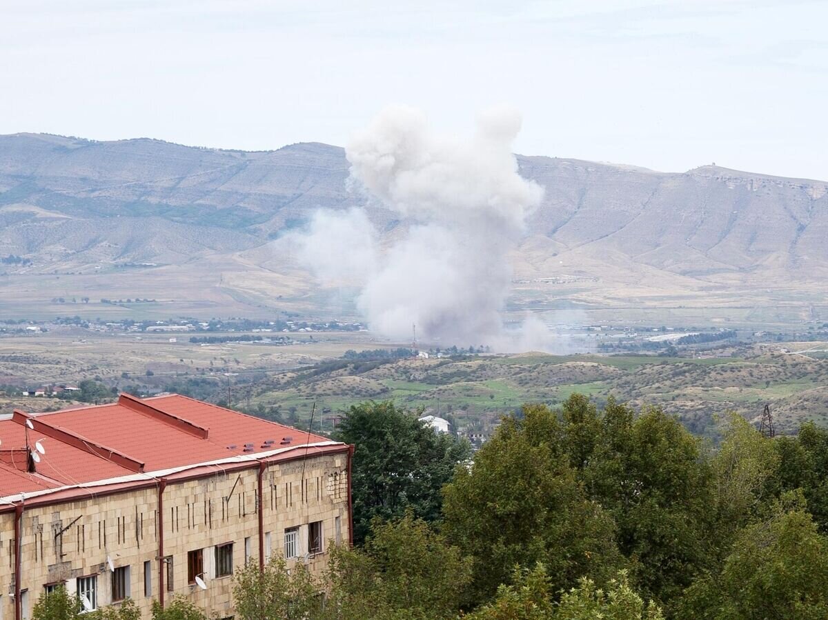    Дым в окрестностях Степанакерта в Нагорном Карабахе© РИА Новости / Айк Арутюнян