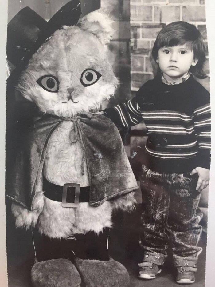 Родился Дмитрий Сергеевич Монатик в Луцке, что на Волыни. В подростковом возрасте он увлекся брейк-дансом, любил, как он сам говорит, часто «стоять на голове», именно поэтому носить шапку вошло в привычку.
