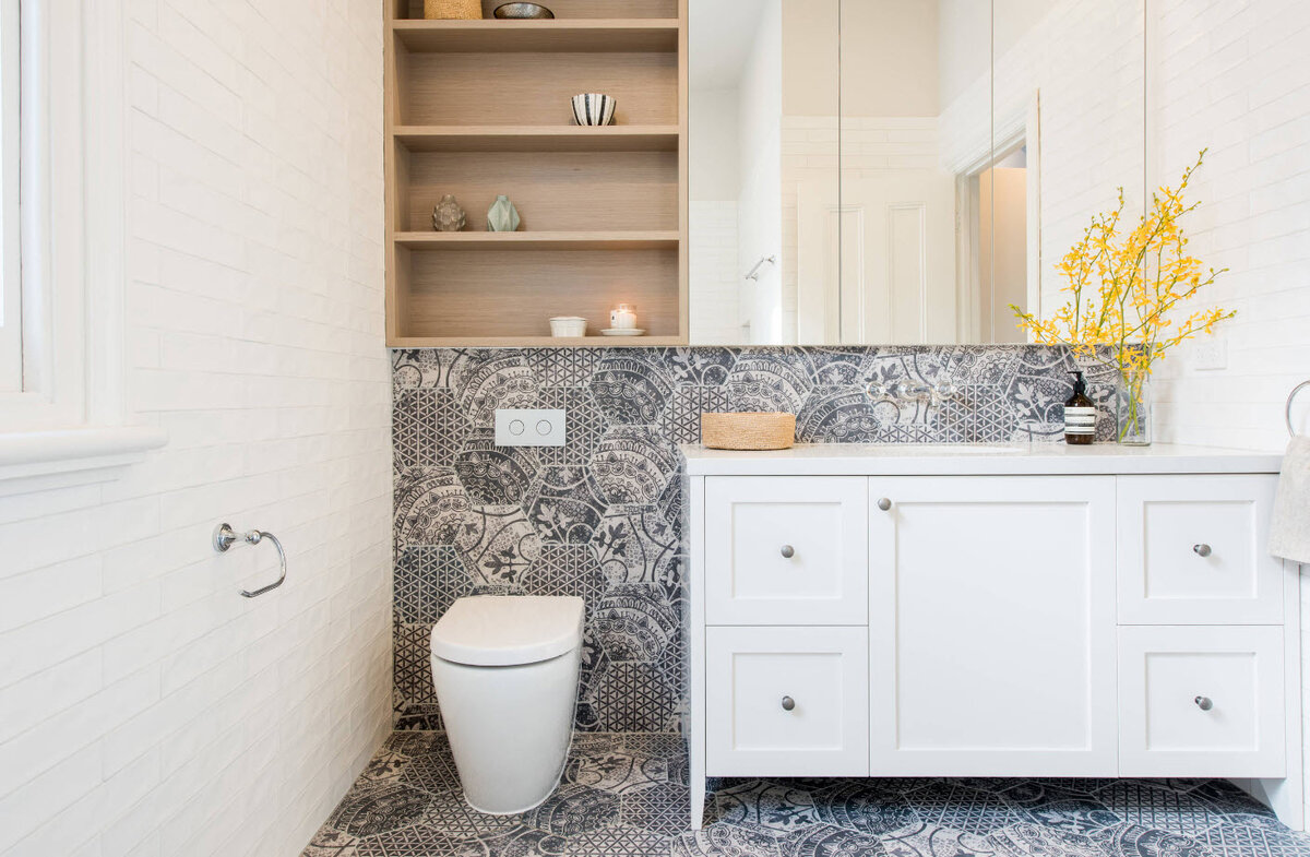 Дизайн ванной комнаты в средиземноморском стиле от Deirdre Doherty, Лос-Анджелес, США