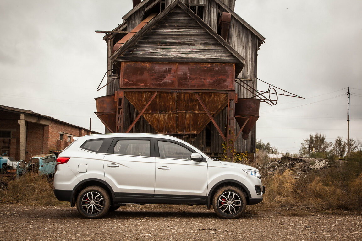 Lifan Myway меньше, чем Chery Tiggo 5: в длину - на 66 мм, в ширину – на 81 мм и в высоту – на 10 мм. И на 101 мм короче и на 73 мм уже, чем Geely Emgrand X7.