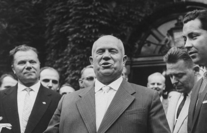 Н. Хрущев, справа В. Суходрев