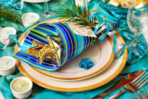 
Для осуществления такой сказки, можно изготовить букеты из елочных веток, такое украшение идеально подойдет к интерьеру гостиной, для кухонной комнаты гармонично будет смотреться композиции из орехов и шишек в деревянных корзинках.  Актуально будут изготовить различные украшения из ленточек, в этом году используют разную цветовую гамму: бирюзовый, синий, сине-зеленый и подходящие оттеночные цвета. Из ленточек можно сделать оригинальные бантики для украшения цветочных горшочков, украсить дом воздушными фонариками. Если на празднике будут присутствовать дети, их порадуют воздушные шарики разных цветов желтые, сини, фиолетовые, они порадуют и деревянную козочку 2015 года. 
Самый важным атрибут Нового года — елочка, поставить ее можно в гостиной, где будет проходить само торжество, соберутся все родные и близкие люди. Нарядить зеленую красавицу надо различными по размерам шариками, игрушечками, серпантином. Можно попросить детей в этом помочь, они с удовольствием проявят свою фантазию и будут рады внести свои идеи в создании интерьера.  Праздничный стол так же должен соответствовать празднику для этого нам понадобятся скатерть и салфетки, если они связаны хозяйкой своими руками это станнит замечательным подарком для желтой земляной собаки. Незаменимой композицией станут красиво украшенные свечи на подставке, желательно, что бы они соответствовали цветовой гамме этого года.    