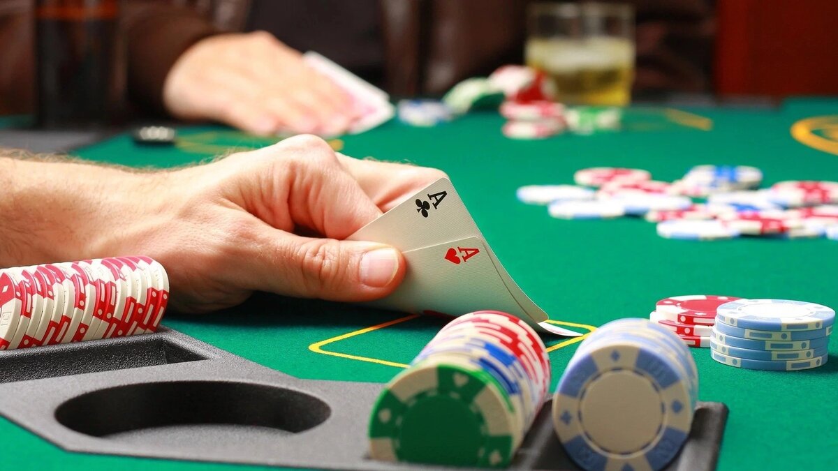 Американец «проиграл» жену в покер и стал звездой шоу-бизнеса