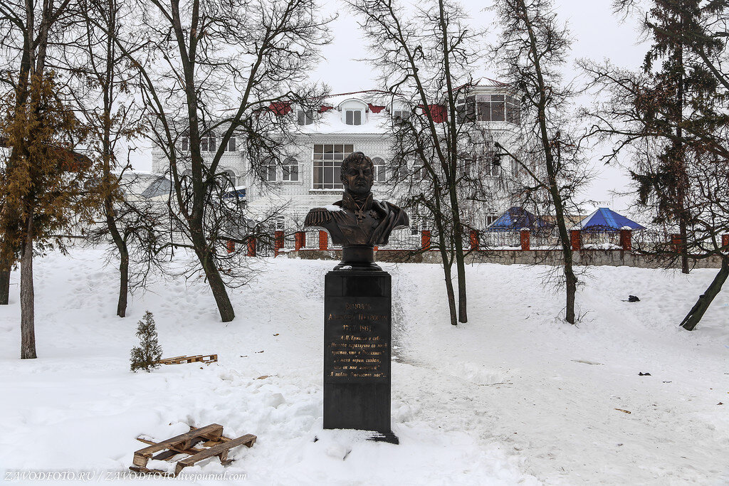 Погода в ливнах орловской. Алексей ермолов Ливны. Знаменитые люди города Ливны. Памятник Ермолову Ливны. Неместные Ливны.