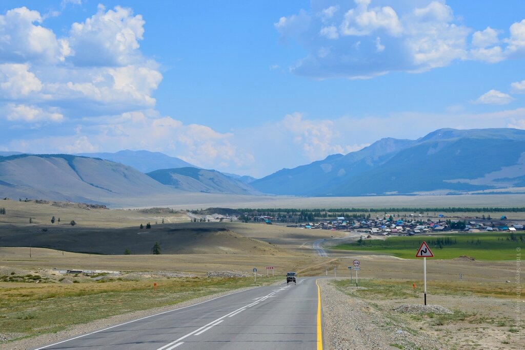  
Путешествие по Чуйскому тракту - это путешествие одновременно и в пространстве и во времени. Дорога ошеломляюще живописна особенно в Республике Алтай, где с невообразимой быстротой меняются природные зоны: от хвойных лесов и алтайских лугов до горных видов и высокогорных степей. Чем дальше от цивилизации тем больше чувствуется размеренность и неторопливость здешней жизни. Наблюдая за всей этой красотой, ты как-будто попадаешь в другое временное пространство...
