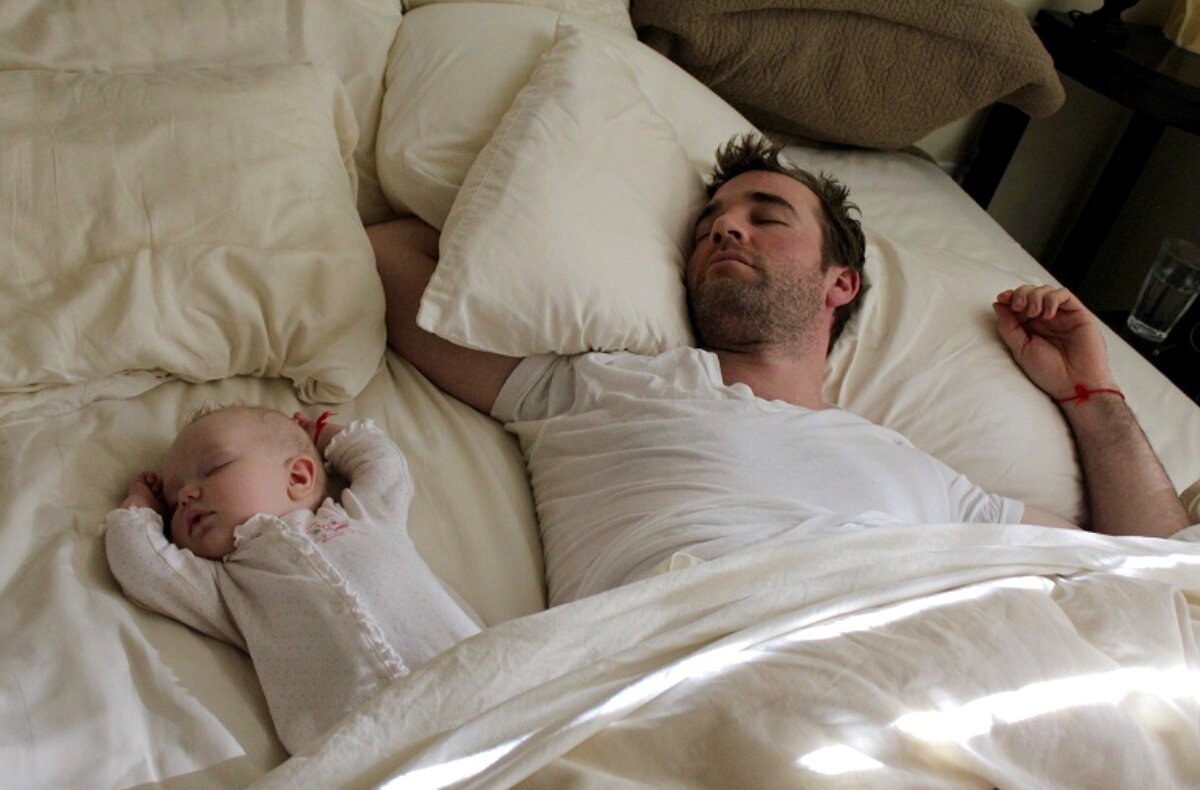 Спящие дети с папами