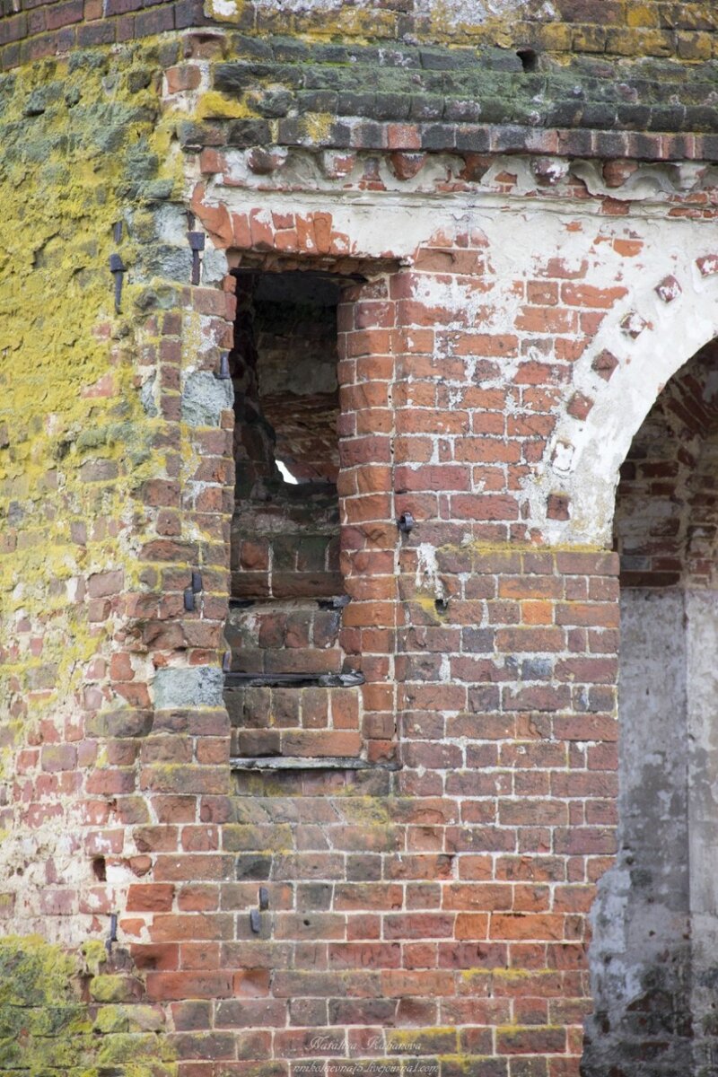 2. В стене сохранилась лесенка, которая вела наверх колокольни.

