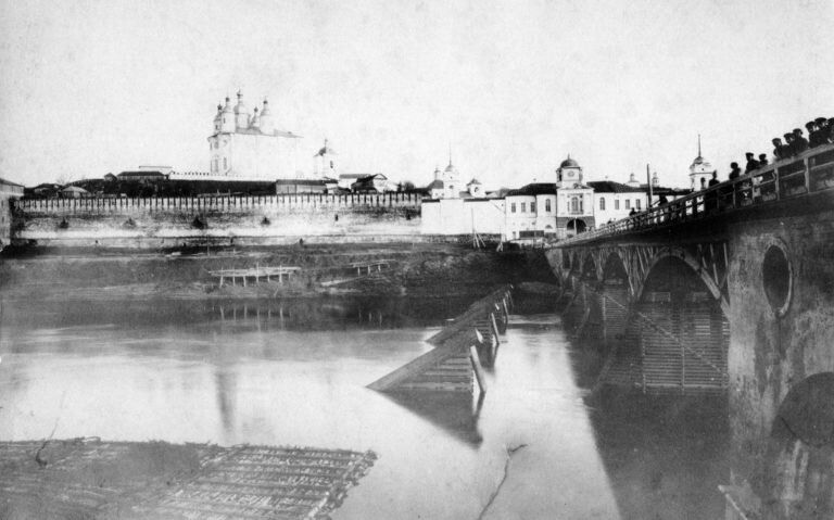 Ледокольные конструкции перед мостом. 1889