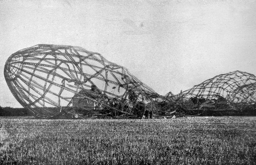 Сгоревший остов дирижабля Zeppelin L33, сбитого над Лондоном. 1916 год. Фото: flickr.com/people/39245032@N08