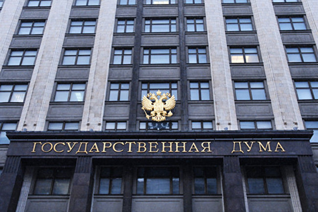 Лидеры четырех думских фракций, а также спикер Госдумы Вячеслав Володин в конце прошлой недели внесли в Госдуму законопроект, который дает право правительству ввести санкции против США и других стран. Эта инициатива - ответ на недружественную политику стран Запада. Она подразумевает введение контрмер в различных сферах - от ограничения поставок товаров до запрета на въезд.
