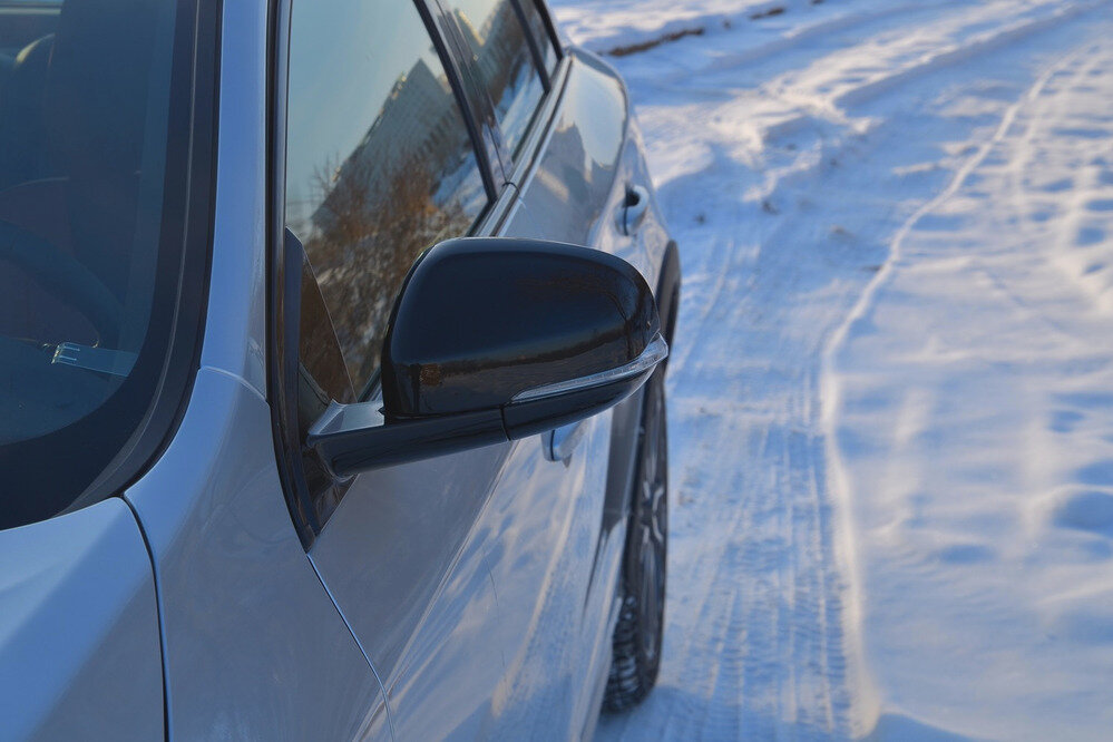Проще всего S60 Cross Country опознать по чёрным корпусам зеркал заднего вида  вне зависимости от основного цвета автомобиля.  