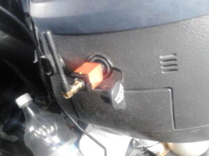 Подключение намотки к цифровому тахографу
Сегодня расскажу как подключить моталку для спидометра для грузового автомобиля оборудованного тахографом. Не секрет, что любой водитель работающий на барина хочет пить чай не только с хлебом, а еще и с маслом, поэтому стараются всеми способами откусить кусочек от врученного им автомобиля. Да что таить греха я и сам балуюсь такими вещами и подматываю спидометр, чтобы хоть как то сводить концы с концами. Начнем по порядку:
1) В первую очередь нам необходим сам девай по корректировке спидометра, а именно так называемая моталка. Если у вас ее нет то бегите скорее в придорожные кафешки, там их полно в наличии, ну или пишите в комментарии мне я вам сделаю ее с хорошей скидочкой. В магазине они продаются от 500 рублей, а я отдам за 400.
2) Нужен кусочек провода длинной 1 метр, ну или более, все зависит от будущего расположения намотки.
3) Достаем тахограф из посадочного места, только аккуратно, нам ведь не нужен поцарапанный прибор.
4) На задней стороне тахографа есть три пучка проводов, которые идут на блок управления и на датчик скорости. Нам нужны два из них(для аналогово прибора) и один для (цифрового)
5) Берем синий провод (для цифрового), снимаем чуточку изоляции, чтобы добраться до жилки. Приматываем к нему приготовленный нами кусок провода и изолируем.

5) Берем синий и черный (для аналогово) и делаем тоже самое, только по отдельности ( провода между собой не должны соприкасаться)
6) Если у вас на моталке сигнальный провод с разъемом, то на провод с тахографа нужно сделать тоже ответный разъем. Для аналогово необходима фишка с двумя пинами.
Я не делал себе разъемы , просто провода перекручиваю между собой.

7) Цепляем моталку к выведенным из тахографа проводам. Для цифрового нужно только соединить сигнал с моталки и провод который мы примотали. Для аналога необходимо
сначала замкнуть два провода между собой и соединить их с сигнальным проводом.
ВАЖНО после намотки провода обязательно расцепить друг от друга, иначе тахограф выдаст ошибку и уйдет в аварийный режим, тем самым отсечет обороты двигателя.
Вот для этого и нужно делать фишки, чтобы постоянно не сматывать и разматывать провода. Еще одно условие для цифрового тахографа: необходимо выставить скорость намотки не более 90 км в час, так как если у вас попросят распечатку и увидят на ней превышение, то вернее всего вас накажут. На аналоге этого не будет видно.

Если у вас тахограф оборудован системой глонасс то вам необходима также глушилка для него. Потому что будет как то странно, машина стоит на месте а километраж идет. Обязательно глушим сначала сигнал позиционирования, а только потом цепляем намотку.
Всем удачи.