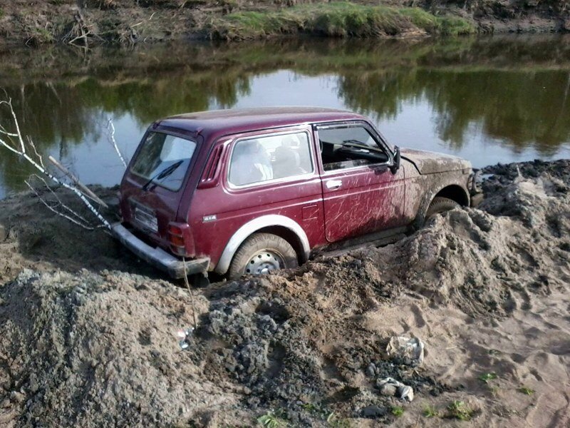 Опытный водитель, отличная резина, полный привод, высокий клиренс — все бессильно перед желанием показать свое умение в покорении бездорожья.
