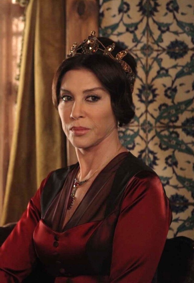 Стоп-кадр из сериала "Великолепный век". Валиде-султан. Черкешенка.