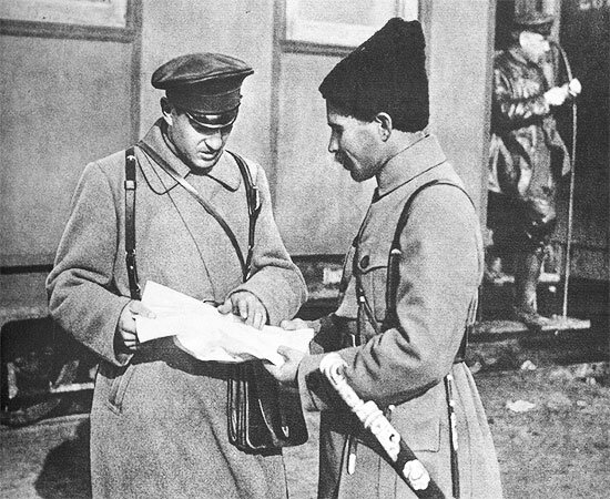 В. И. Чапаев (справа) с сослуживцем