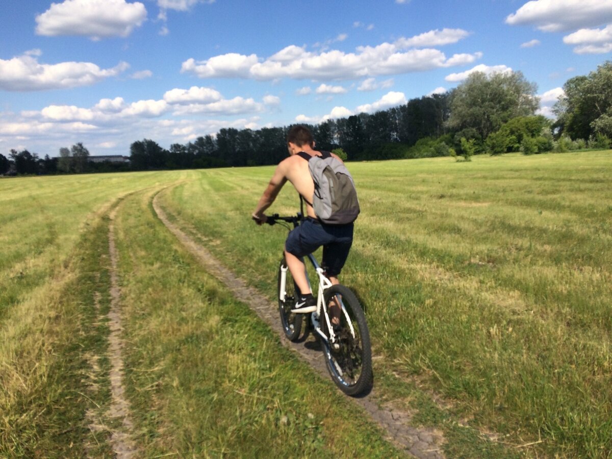 1) Велосипед это не только средство передвижения, но и специальный атрибут целой культуры. Катаясь на велосипеде вы можете обзавестись новыми знакомыми. 
