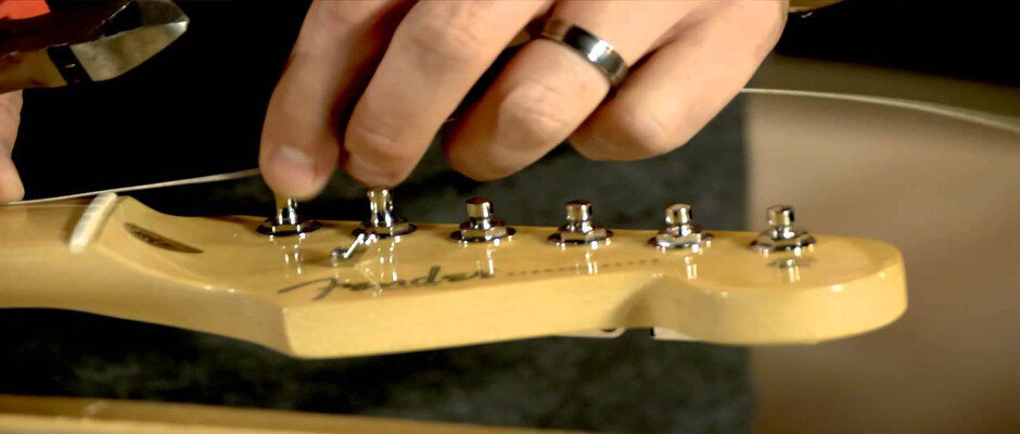  Если струны стали слишком жесткими или очень мягкими, звук утратил звонкость, а признаки износа видно невооруженным глазом, значит их пора менять.