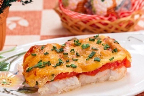 Рыба, запеченная с помидорами и сыром