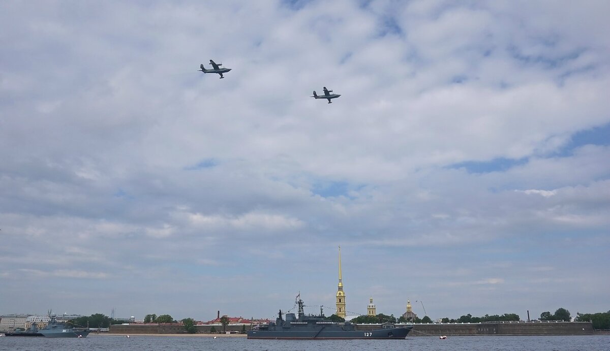 Петербург дом с самолетом. Сегодня в небе над петербургом. Самолет над городом. Самолеты над питером сегодня. Самолеты над питером сегодня.