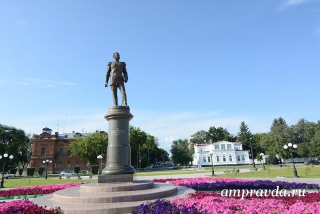 Бронзовый Муравьев-Амурский — первый памятник Благовещенска, наблюдающий за восходом солнца.