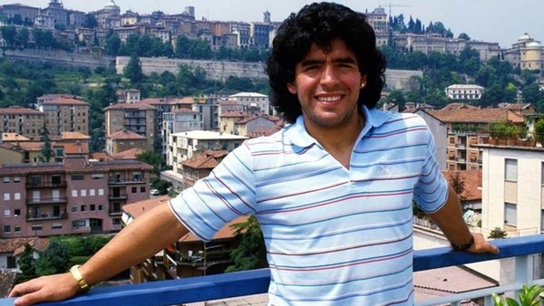 Марадона позирует перед камерой: он стал совершенно новым подкреплением Наполи (Ricardo Alfieri)