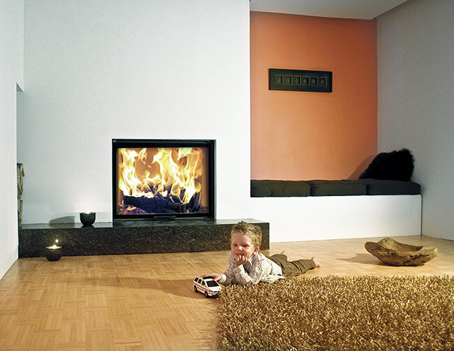 © AUSTROFLAMM. Модель топки Olympus компании Austroflamm (Австрия) идеально подходит для встроенных каминов благодаря глубине всего 528 мм.