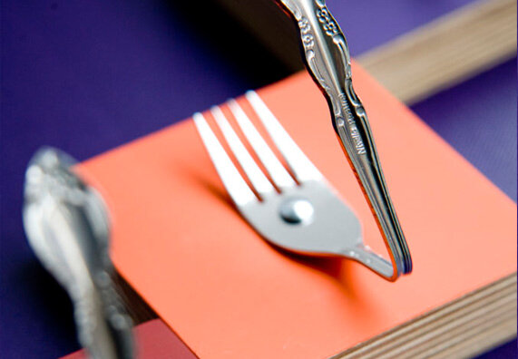  Столовые приборы превращаются в крючки для одежды. Чтобы сделать декоративную настенную вешалку вам не обязательно брать столовые приборов из семейных запасов. На блошином рынке можно найти настоящие сокровища, оригинально украшенные и разной формы.1 -Руководство2 -Список материалов3 -Список инструментов4 -Схематическое изображение