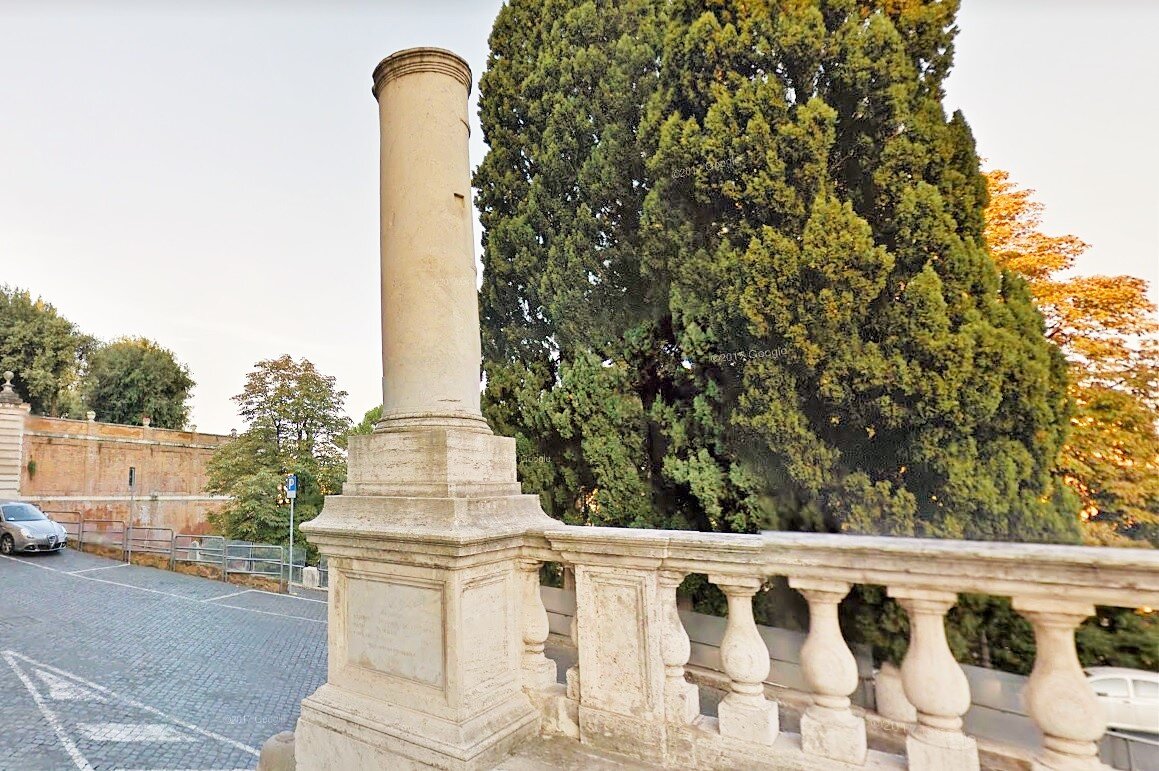 Первая веха, обозначавшая начало Аппиевой дороги, установлена на Капитолийском холме для сохранности.