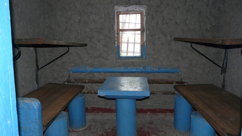 Типичная камера штрафного изолятора, за исключением того, что обычно в ней темнее раза в три.