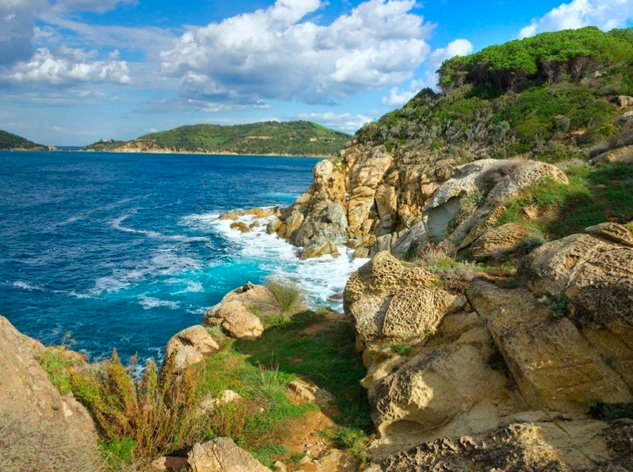 Побывать в Италии всегда было моей заветной мечтой, так как мне безумно нравится итальянская культура с ее невероятно красивыми песнями, мелодичным языком, вкуснейшей пиццей, пастой и удивительными винами. Моя мечта осуществилась только этим летом, и я сразу сказать всем путешественникам, что в Италию нельзя ехать только с целью пляжного отдыха (для таких целей идеальнее всего подойдут Турция или Египет), а стоит приобрести экскурсионный тур, включающий в себя посещение самых знаменитых городов мира – Рим, Милан, Венеция, Флоренция, Верона и др. Из всего путешествия мне отчетливо запомнилась поездка по такому региону страны как Тоскана, ведь именно на этих землях расположены Флоренция, Пиза и Милан. Это города, ставшие настоящим культурным достоянием Италии, ведь в них сосредоточено огромное число уникальных и редких памятников природы, истории и культуры. Столицей Тосканы по праву является величественная Флоренция, по числу объектов экскурсионного внимания, превосходящая множество других городов Европы. В Тоскане обязщательно стоит посетить Сан-Джиминьяно, Сиены, а также Пиенцы, величественную площадь Дуомо и Пизанскую башню в Пизе, кроме этого, стоит побывать в долине Валь-д’Орча. Тоскана - регион в Центральной Италии. Это место бесконечных холмов и виноградников, красивой природы, средоточие мирового культурного и исторического наследия. Тоскана - это уникальное сочетание истории, культуры и традиций, которые делают этот регион таким интересным и самобытным.Тоскана граничит с пятью другими регионами Италии: на северо-западе - с Лигурией, на севере — с Эмилией-Романьей, на востоке — с Умбрией и Марке, на юге — с Лацио. Территория региона чрезвычайно холмиста. Равнины занимают менее 10 процентов и расположены в долине главной тосканской водной артерии - реки Арно. Климат Тосканы - довольно комфортный, с очень тёплым летом и мягкой зимой. Лучше время для посещения апрель-май и сентябрь-октябрь. Лето здесь довольно жаркое, а тосканские зимы отличаются не только мягкостью, но и холодными ночами. При этом температура различается в разных местах Тосканы. На побережье и в долинах климат теплее и мягче, чем в предгорьях.Тоскана была заселена с древнейших времён. На ее холмах процветала Этрусская цивилизация, которую в 3 веке до нашей эры сменила могучая Римская империя. В Средневековье здесь располагалась Флорентийская республика, ставшая колыбелью эпохи Возрождения и Ренессанса. Тосканский диалект стал основой современного итальянского языка.Есть множество причин, чтобы посетить Тоскану. Кто-то едет, чтобы прикоснуться к мировым художественным шедеврам, истории и культуре, кто-то хочет насладиться тосканской природой, гурманы желают попробовать тосканскую кухню и вино. Но независимо от цели помещения Вы не будете разочарованы и получите яркие и атмосферные впечатления.В Тоскане расположено два международных аэропорта - в Пизе и Флоренции. Хотя большинство международных рейсов выполняется до аэропортов Рима и Милана. Эти города расположены примерно в 3 часах езды от столицы Тосканы. 