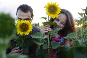 С утра сжег себе предохранитель прикуривателя накачивая шины компрессором от опелевского набора ) Купил сразу 2 в ближайшей лавке. Потом спалил еще один )
Итак мы двинули до Саратова через Ульяновск. Всю дорогу возникало ощущение, что дорожные службы всех областей сговорились и решили проводить ремонтные работы. Довольно много участков с однополосным движением. В Саратове оказались чуть позже плана, водители отправились спать, остальные открывать ночные пейзажи Саратова )) Парк победы, к сожалению, оказался закрыт, а это по-моему одно из немногих стоящих мест в этом городе..
