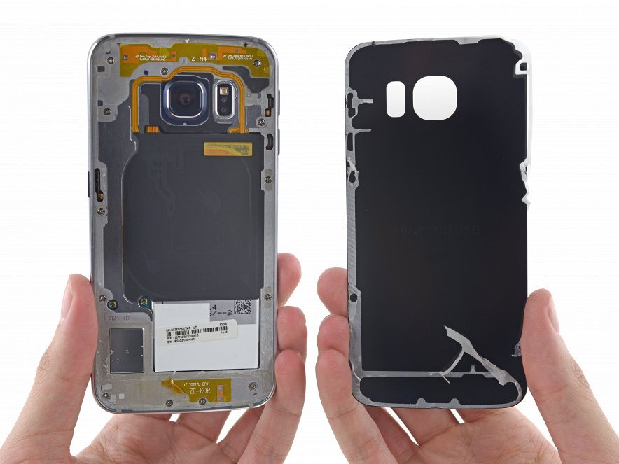 Galaxy S6 Edge в разборе: слот под карту памяти отсутствует.