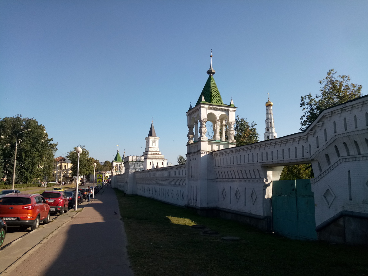 крепостная стена монастыря