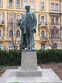 Памятник Якубу Арбесу (1840—1914) на площади Арбеса в Праге
