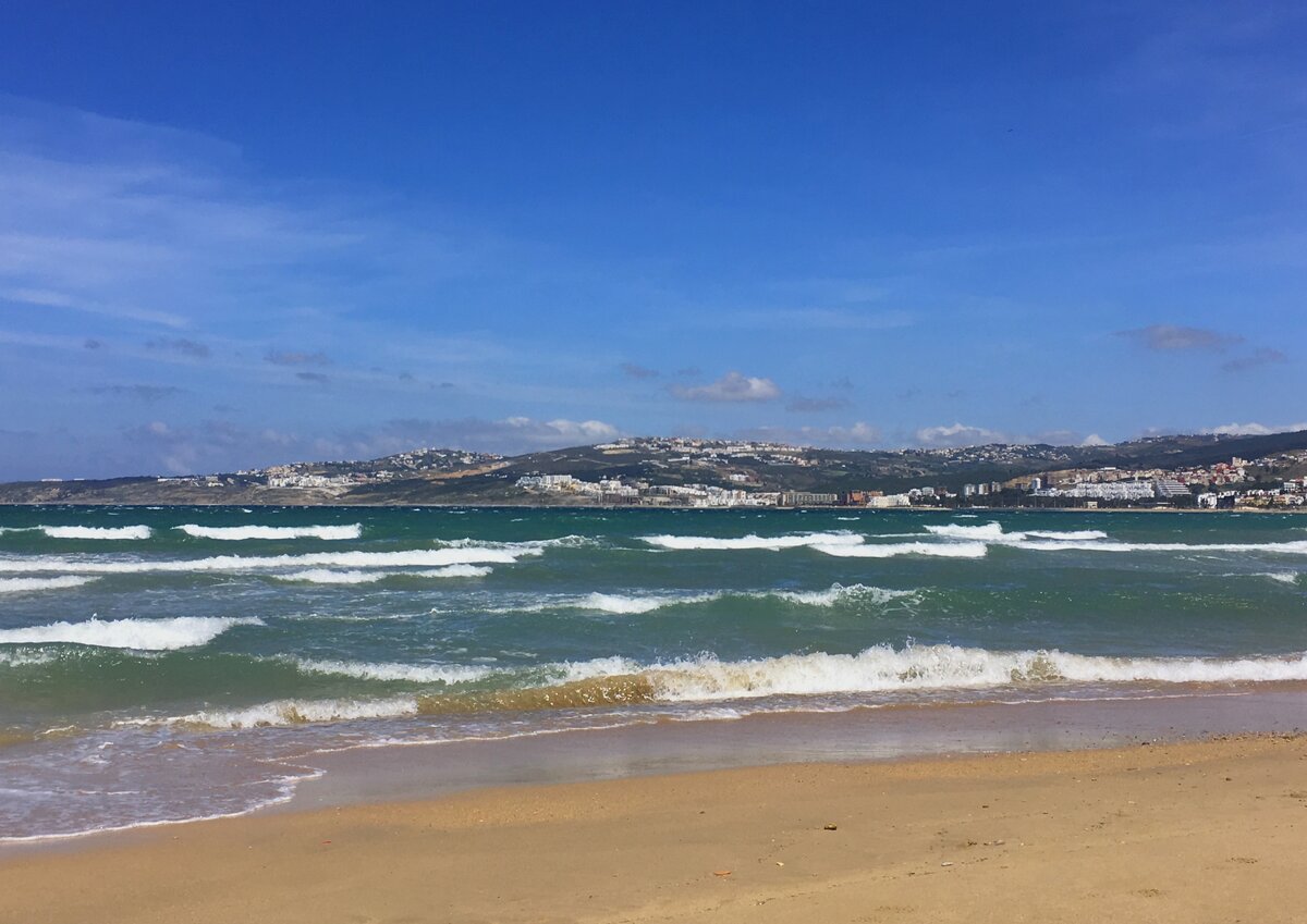 Купаться ещё холодно, пляжи пустые, вода холодная