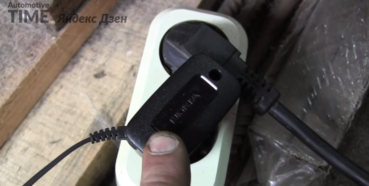 В данном случае была использована зарядка от NOKIA