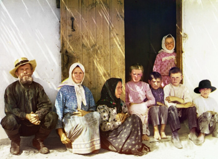 Русские колонисты в Средней Азии. Фото Прокудина-Горского.Благодаря пионеру русской цветной фотографии у нас есть уникальная возможность увидеть этот регион начала 20 века в цвете. Далее в посте использованы его великолепные фотографии, ничем лучше проиллюстрировать эту тему просто невозможно.      