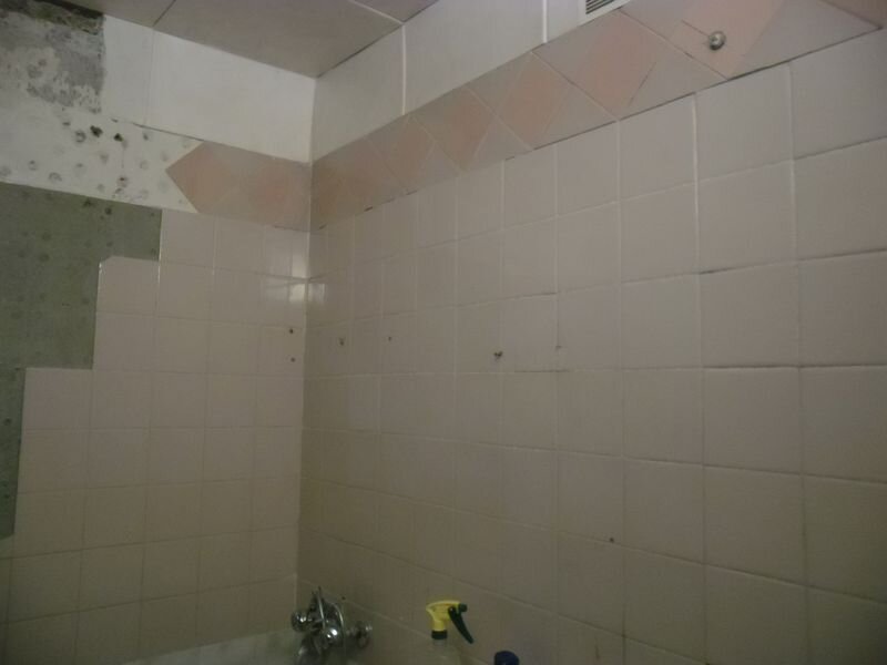 начало. отрываем со стен всё лишнее.