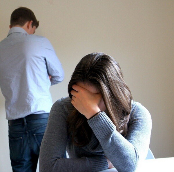 Сложно найти крепкие пары, много лет прожившие в браке и не испытавшие никаких разочарований. Когда два человека начинают жить вместе, как бы они ни любили друг друга, они сталкиваются с обоюдным несовпадением взглядов и ожиданий. Кто-то быстро сдается и выбирает развод, кто-то предпочитает разобраться в возникших проблемах и поработать над отношениями. Еще лучше, когда влюбленные мужчина и женщина узнают о потенциальных трудностях заранее. Чтобы потом реагировать на них менее эмоционально и устранять их более осознанно. 
После свадьбы романтика заканчивается
Этот момент скорее расстраивает женщин, мужчинам романтические сюрпризы не так важны. После похода в ЗАГС букеты без повода куда-то исчезают, все меньше становится оригинальных свиданий и поездок. Женщины обижаются и начинают подозревать супругов в охлаждении чувств.

А если вспомнить, что неожиданные подарки или ужин в модном ресторане теперь оплачиваются из семейного бюджета, отношение к ним поменяется. Ведь те же деньги можно потратить на новый холодильник или поход в парикмахерскую. Муж не встречает с работы с зонтом, если неожиданно пошел дождь? Но, возможно, он в это время делает уроки с ребенком или корпит над приготовлением коронного блюда.

Разные представления о финансовом планировании
Распределение семейного бюджета – это отдельное разочарование. Женщине, например, хочется вкладываться в путешествия и благоустройство быта. Мужчина же стремится инвестировать в общий бизнес или ипотеку. При этом она пытается тратить свои доходы только на себя, а от мужчины ждет, чтобы он отдавал всю зарплату на общие нужды.

Чтобы не испытывать разочарований, лучше договариваться о всех финансовых вопросах еще до свадьбы. Будут ли все средства складываться в общий кошелек, каким способом будет приобретаться жилье и как будет организовываться отпуск – обсуждение этих вопросов не стоит откладывать на потом.

Даже в браке секс может быть нерегулярным
Большинство мужчин и женщин вступают в законный брак, рассчитывая на ежевечернее исполнение супружеских обязательств. И тут их настигает еще одно глобальное разочарование.

Интересно, что причина кроется не в привычке и однообразии. Просто подсознание обоих партнеров успокаивается, ему не нужно больше тревожиться о возможном расставании, не нужно постоянно требовать физического контакта. До свадьбы влюбленные сначала занимались сексом, потом ходили в кино, к друзьям, за покупками, а после свадьбы они начинают с выполнения накопившихся дел, и лишь потом переходят к интиму. Если остаются время и силы.

Домашние обязанности перекладываются на жену
На первых порах муж охотно разделяет со своей благоверной любые обязанности, будь то мытье посуды, вытирание пыли или поход с ребенком в поликлинику. Но потихоньку его пыл остывает, и вся рутина оказывается на хрупких женских плечах. Женщина всегда помнит, когда нужно заплатить за садик или отнести одежду в химчистку, мужчине обо всем нужна напоминать, и не по одному разу. От этого бесконечного круговорота супруга устает, становится раздраженной и злой. В результате страдает вся семья.

В эпоху равноправия каждый из супругов должен иметь свои обязанности и время на отдых. Большую часть домашних хлопот можно доверить технике, оплату счетов – автоматическим банковским системам, в остальном супруги должны быть на подхвате друг у друга. Жена любит готовить – на ней обеспечение питания, муж каждый день за рулем – ему достанется доставка автомобиля в сервисный центр. Или наоборот.
Неподходящие друзья
Почему-то нередко те друзья мужа, с которыми до свадьбы было так легко и весело, превращаются в развратников и алкоголиков. Подруги жены, соответственно, вдруг становятся глупыми и легкомысленными.

Скорее всего, это банальная ревность. Жене не хочет отпускать мужа развлекаться с приятелями, или муж боится оставлять жену в компании с холостыми подружками. Конечно, если репутация друзей второй половинки на самом деле вызывает сомнения, стоит задуматься – обычно людей связывает схожесть характеров. Но если все объясняется предвзятым отношением и нежеланием расставаться с любимым, иногда стоит все-таки его отпускать. Чтобы у него не возникало желаний встречаться с приятелями втайне. Зато у обоих супругов появится возможность соскучиться.