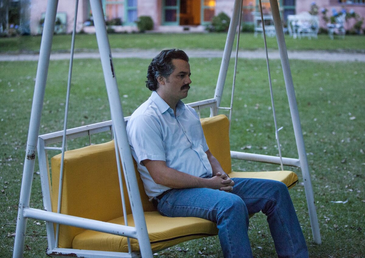 Пабло Эскобар. Кадр из сериала "Нарко" . Да, в сериале он похож на обычного фермера с кризисом среднего возраста, а не на одного из самых влиятельных людей в Южной Америке