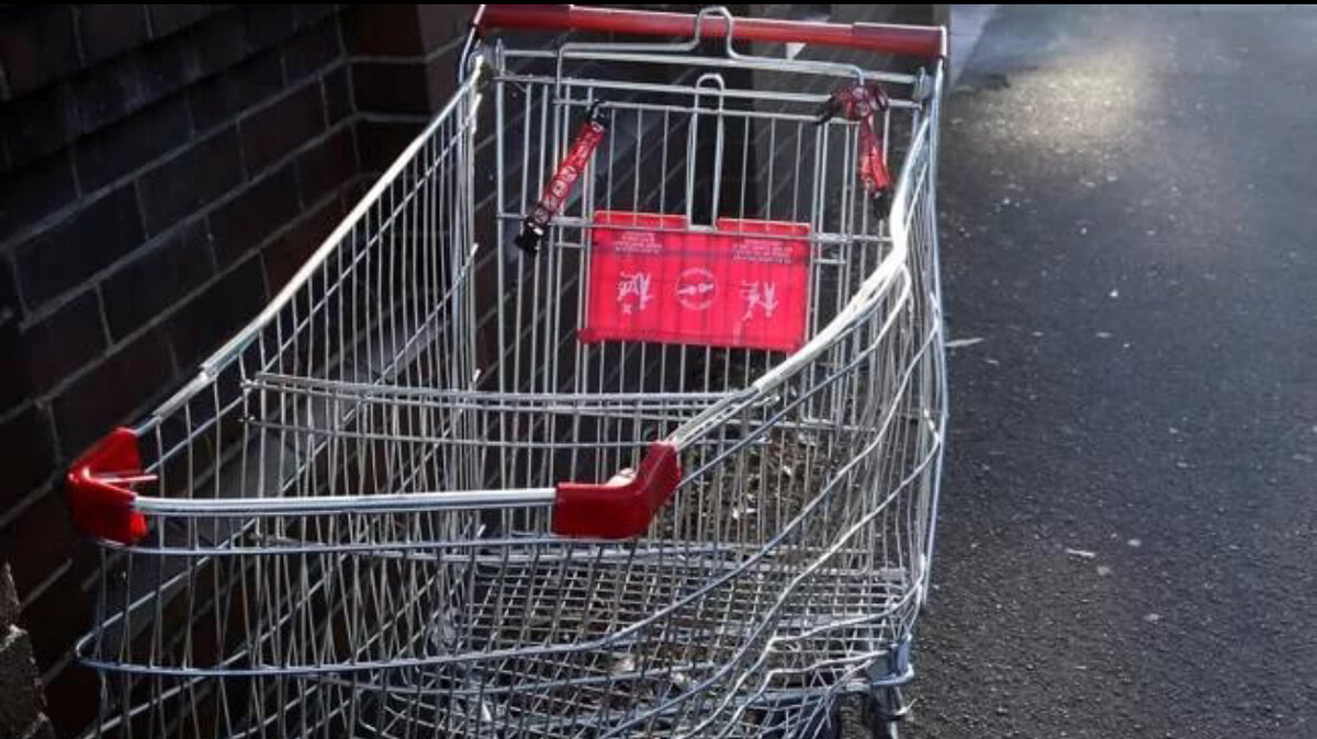 Как сделать в телеге не в сети. Телега декоративная. Парковка для тележек. Тележка из супермаркета пятерочка. Покупательская тележка mec70 nеcs00000.