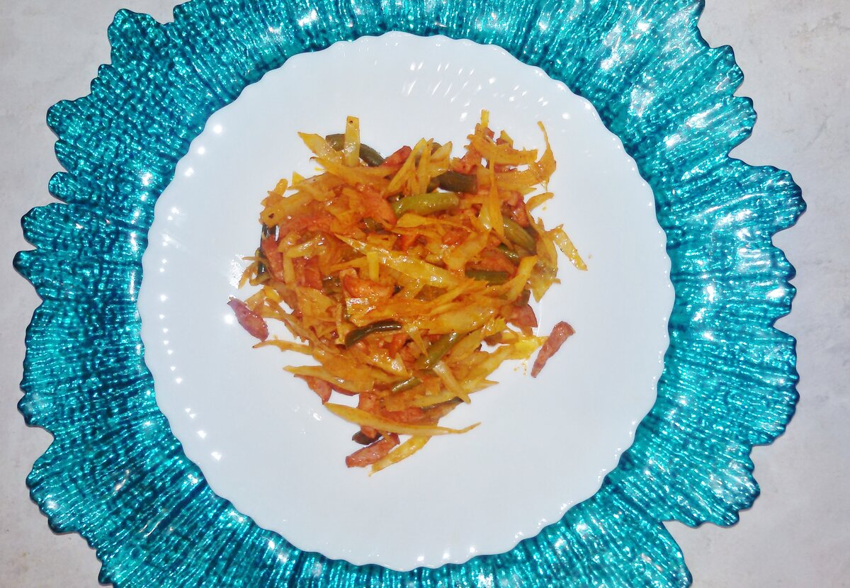  Предлагаю приготовить вам вкусное и сытное блюдо - тушеную капусту со стручковой фасолью и сосисками. 