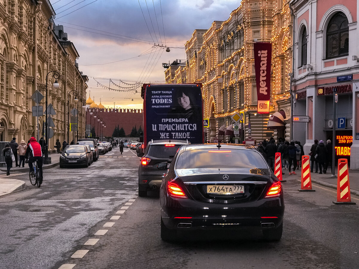 Московский стоит. Дороги Москвы. Дороги Москвы через лобовое стекло. Ильинка улица автомобили. Москва стоит.